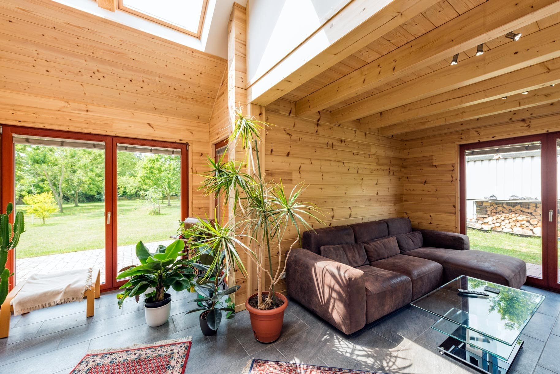 Dřevěný dům plný zeleně