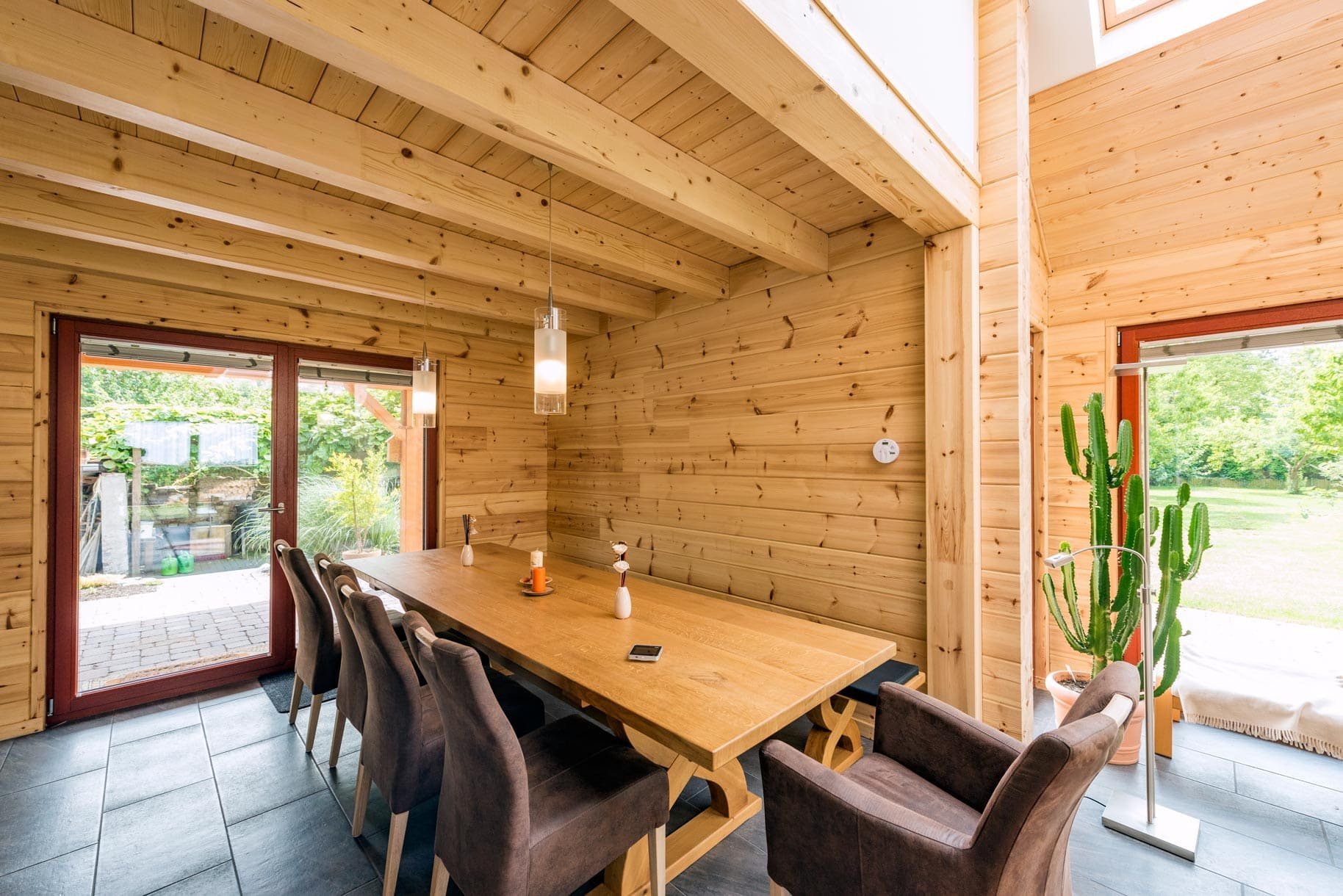 Dřevěný dům plný zeleně