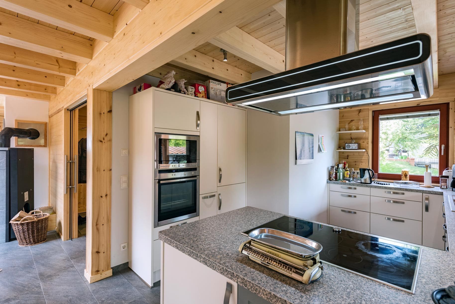 Dřevěný dům plný zeleně