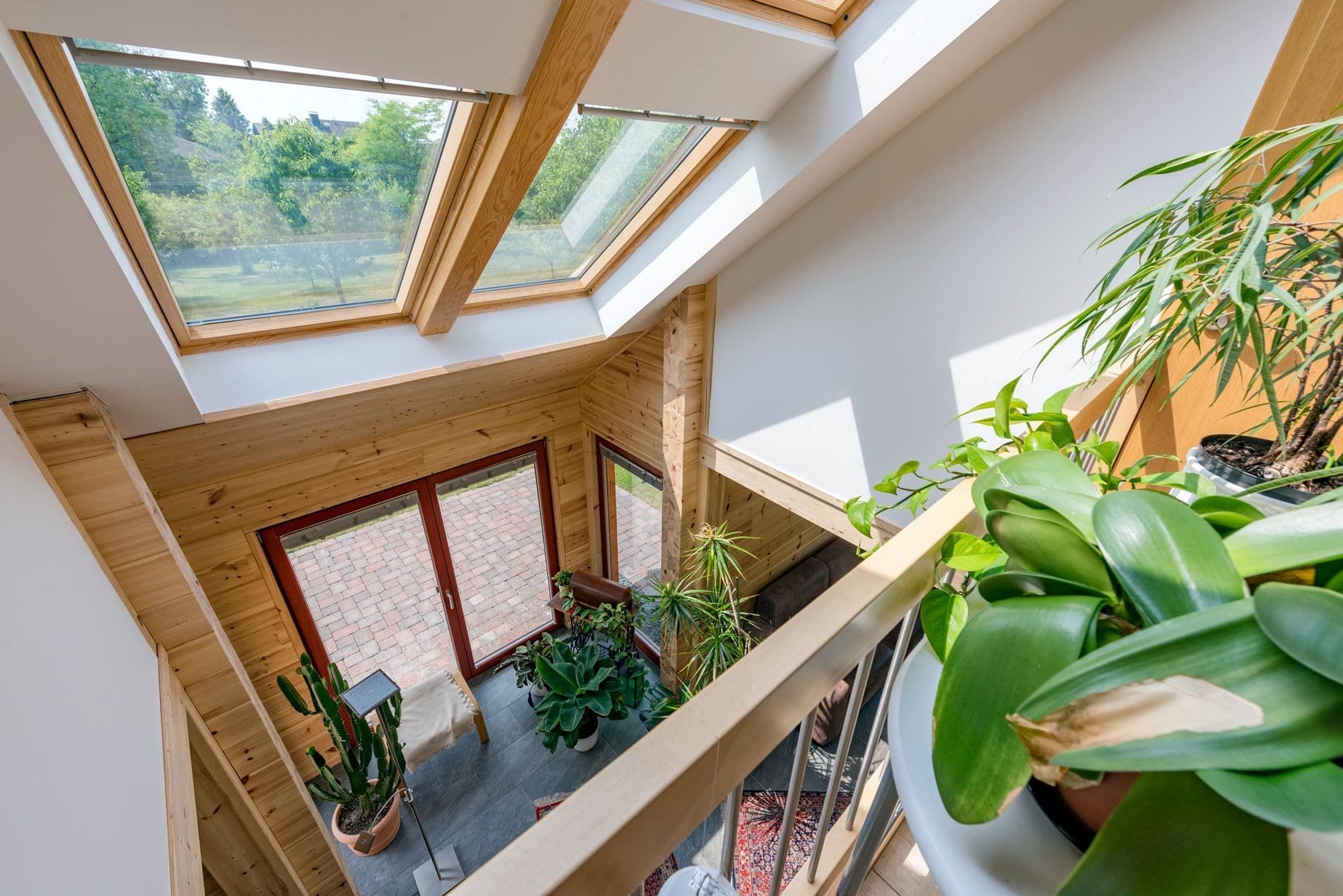 Dřevěný dům plný zeleně