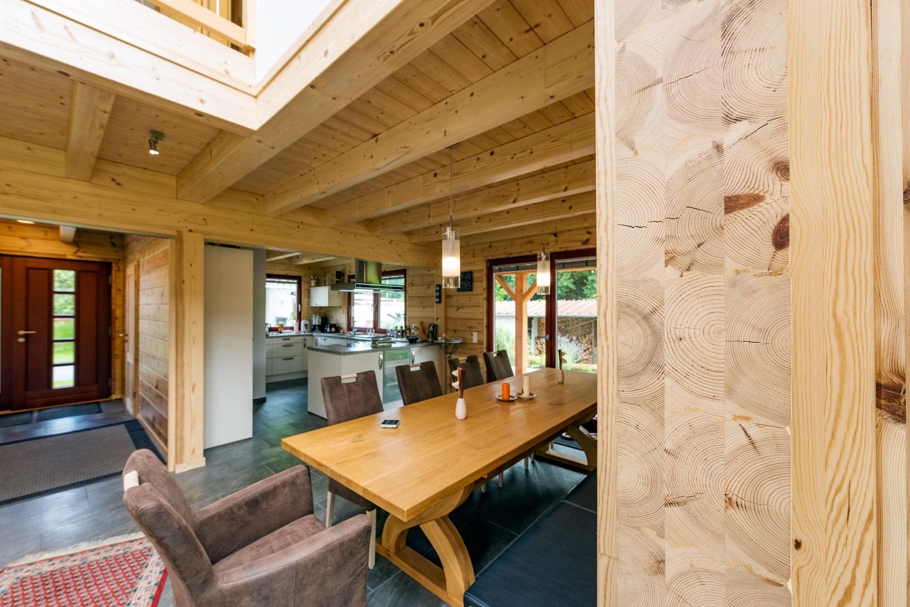 Dřevěný dům plný zeleně