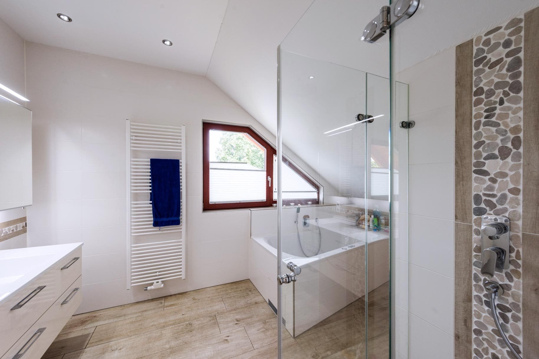 Dřevěný dům plný zeleně