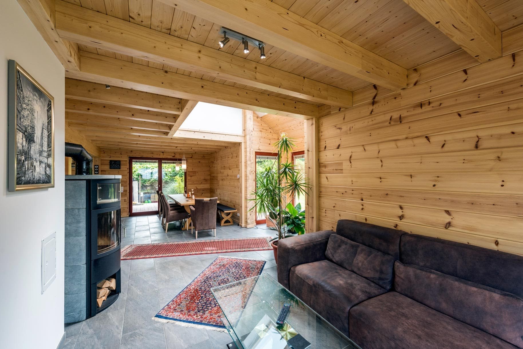 Dřevěný dům plný zeleně