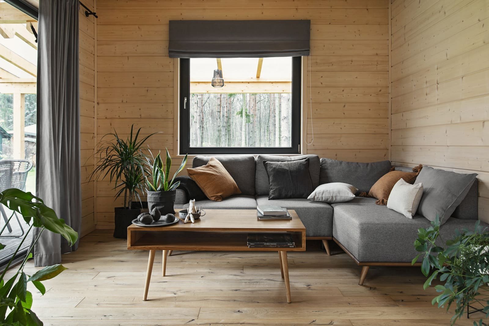 Dřevěný dům uprostřed lesa z touhy po blízkosti přírody