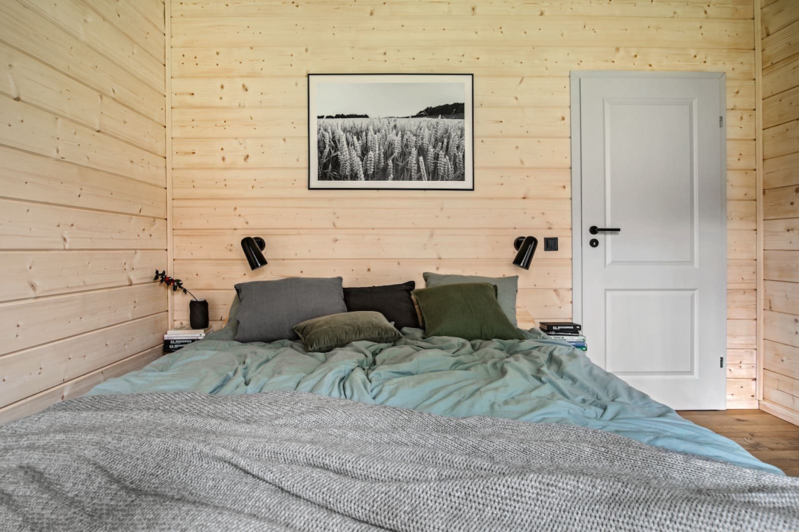 Dřevěný dům uprostřed lesa z touhy po blízkosti přírody