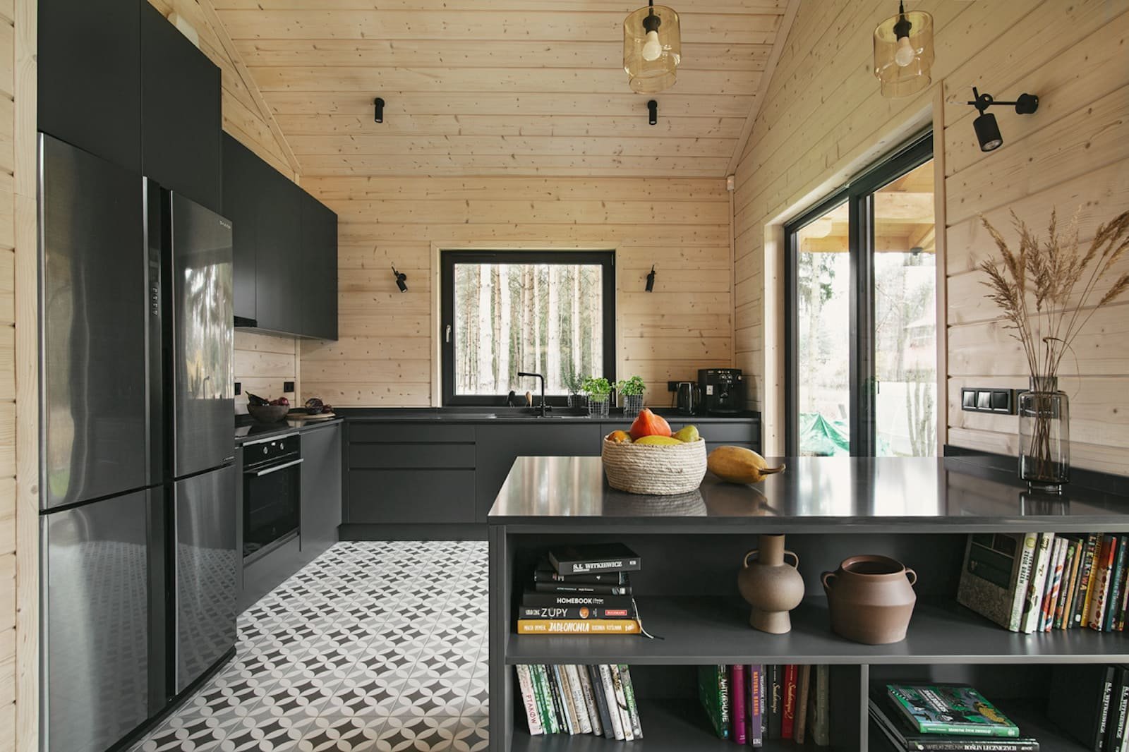 Dřevěný dům uprostřed lesa z touhy po blízkosti přírody