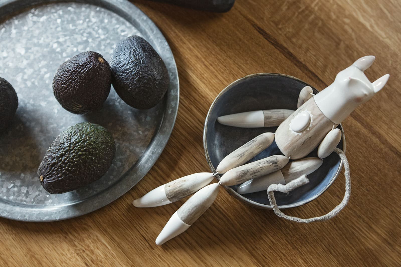 Dřevěný dům uprostřed lesa z touhy po blízkosti přírody