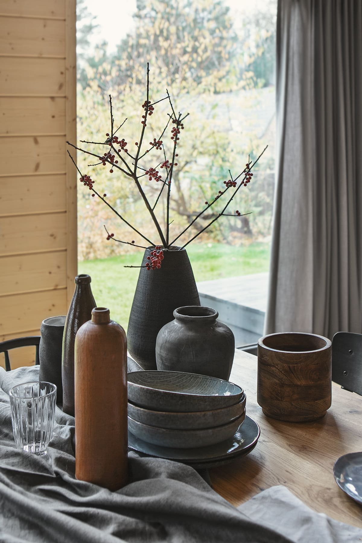 Dřevěný dům uprostřed lesa z touhy po blízkosti přírody