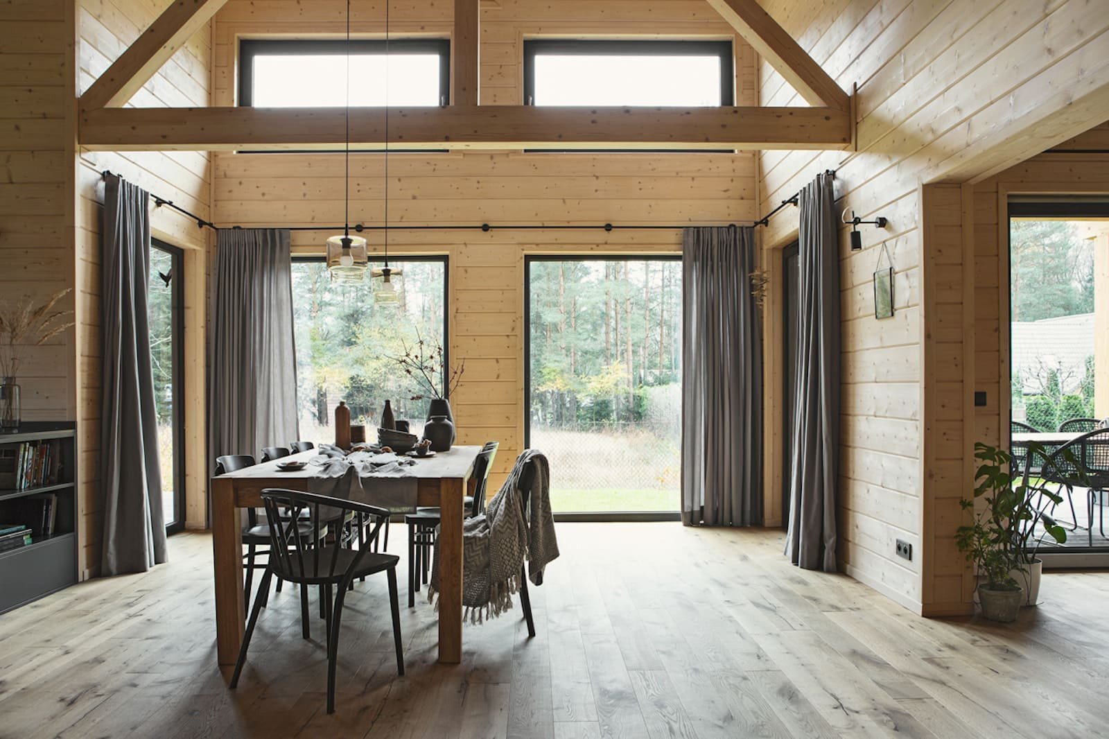 Dřevěný dům uprostřed lesa z touhy po blízkosti přírody