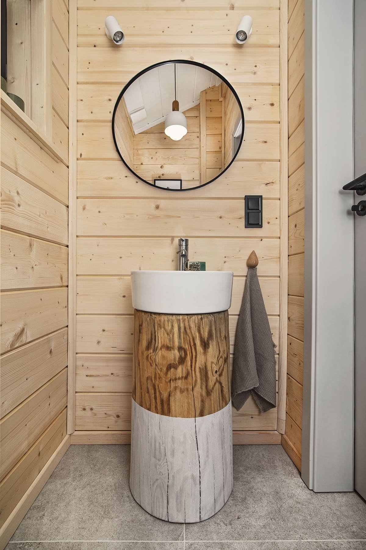 Dřevěný dům uprostřed lesa z touhy po blízkosti přírody