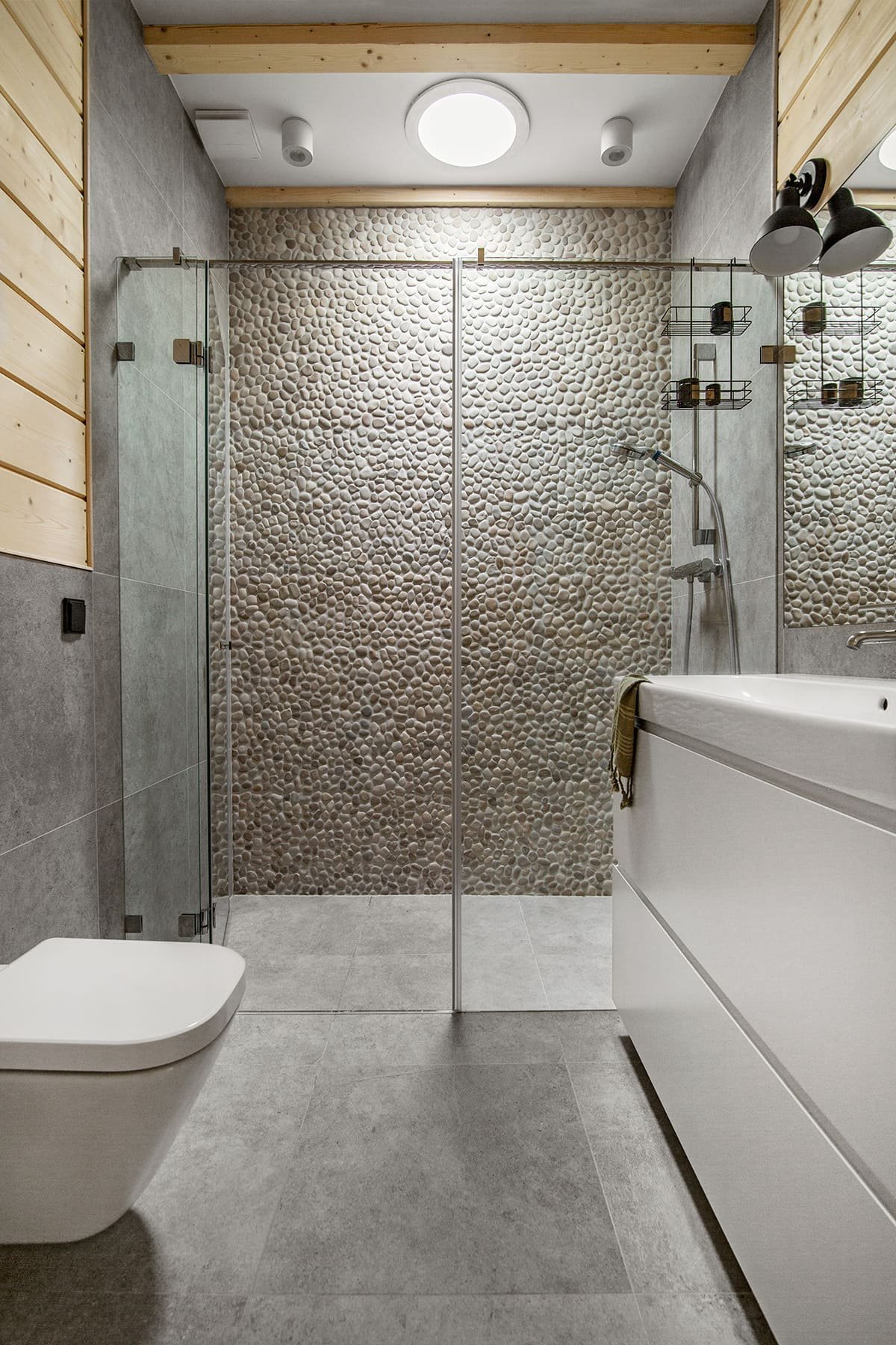 Dřevěný dům uprostřed lesa z touhy po blízkosti přírody