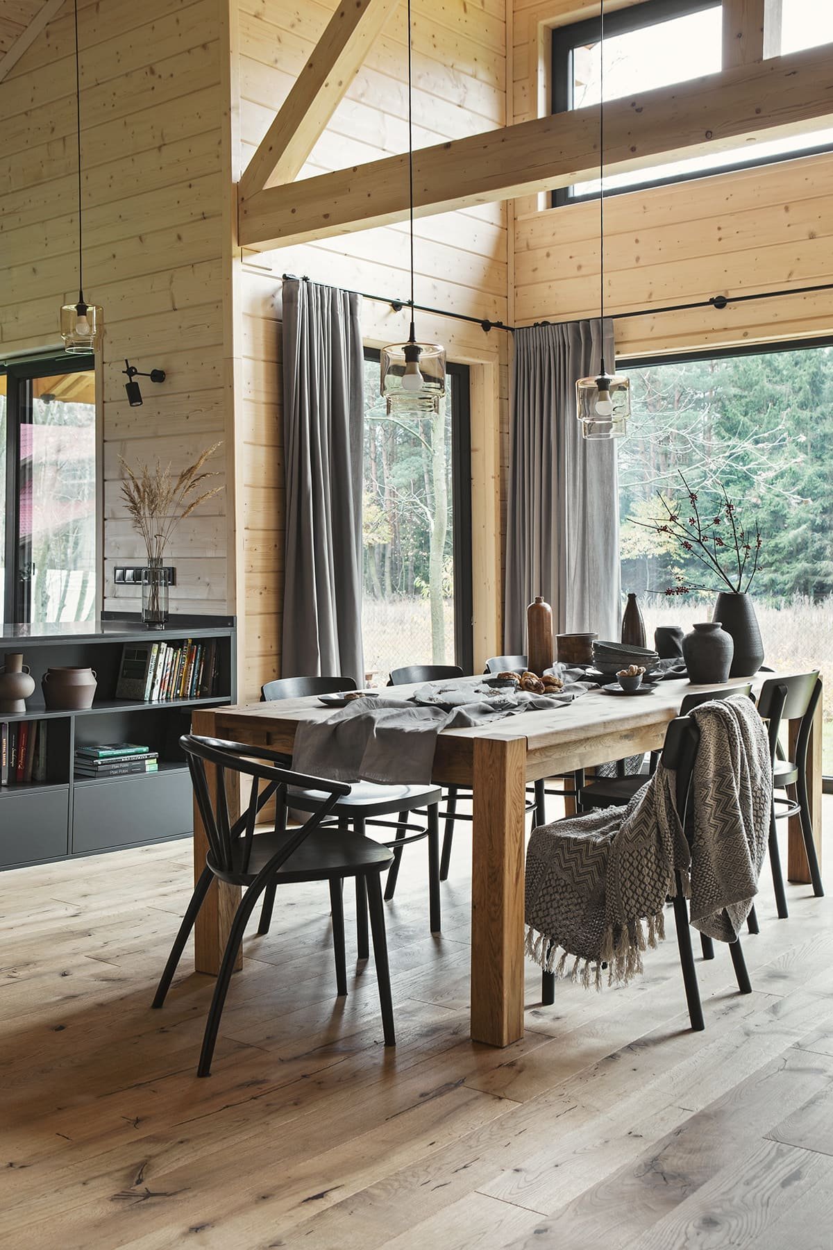 Dřevěný dům uprostřed lesa z touhy po blízkosti přírody