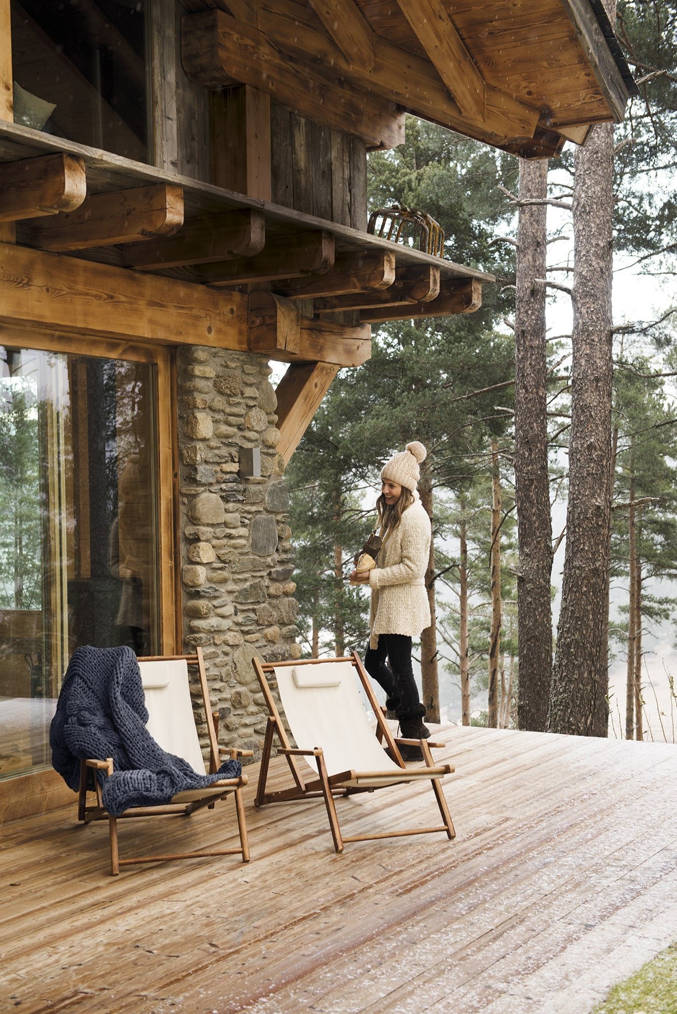 Dřevěný dům uprostřed lesa