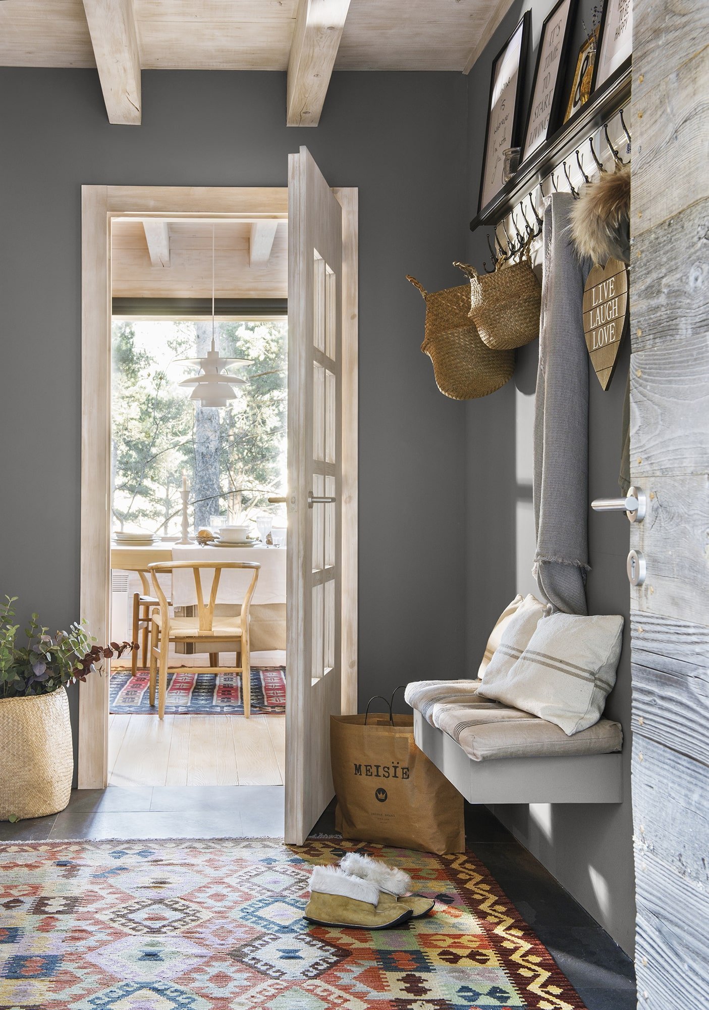 Dřevěný dům uprostřed lesa