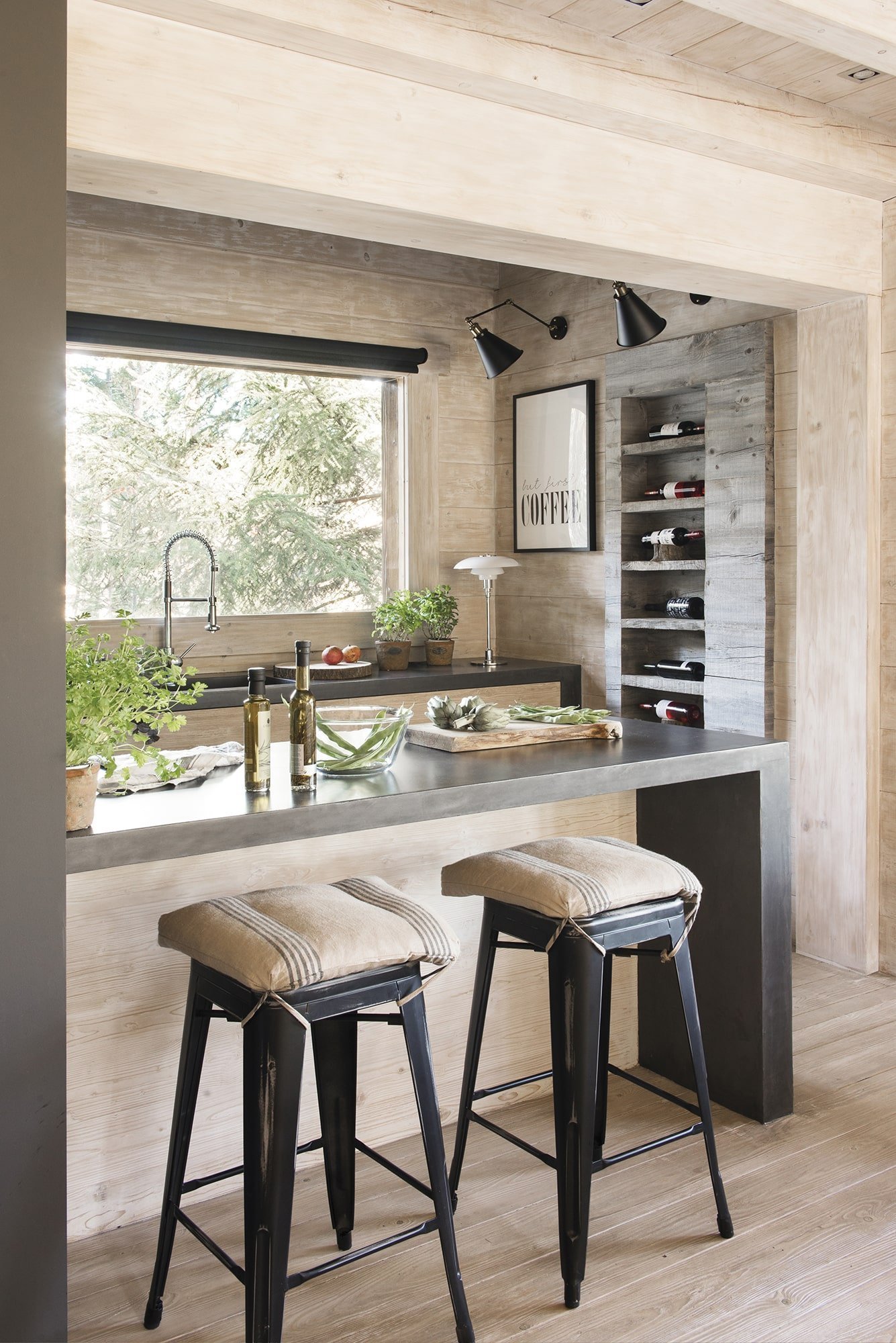 Dřevěný dům uprostřed lesa