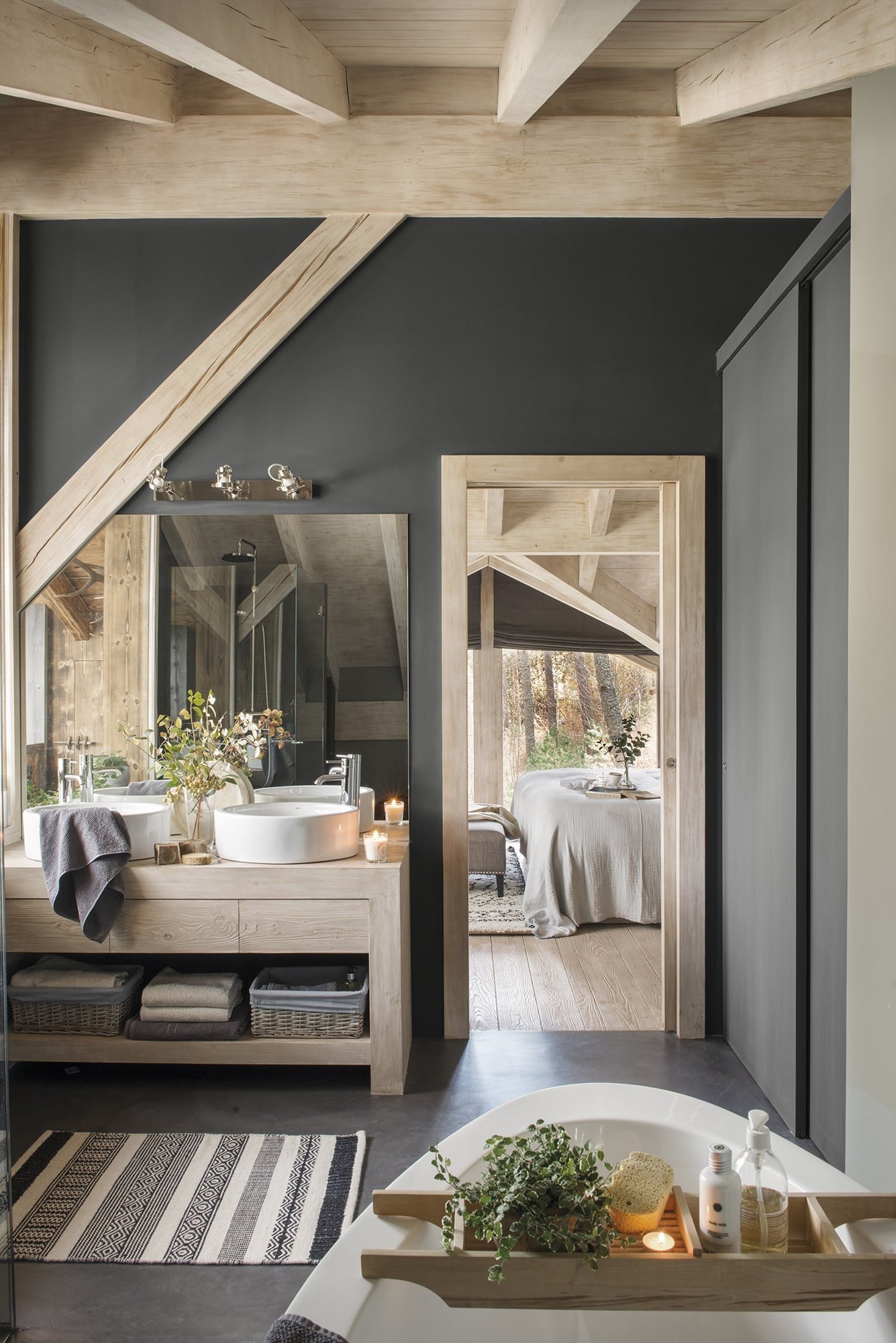 Dřevěný dům uprostřed lesa