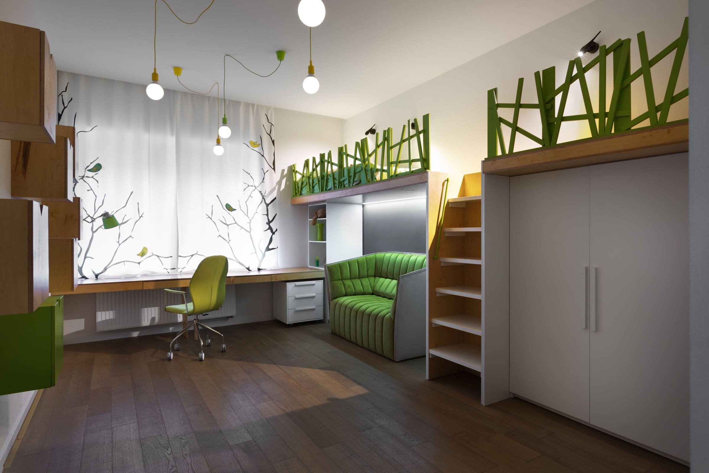 Dům jako kostka uprostřed borovic