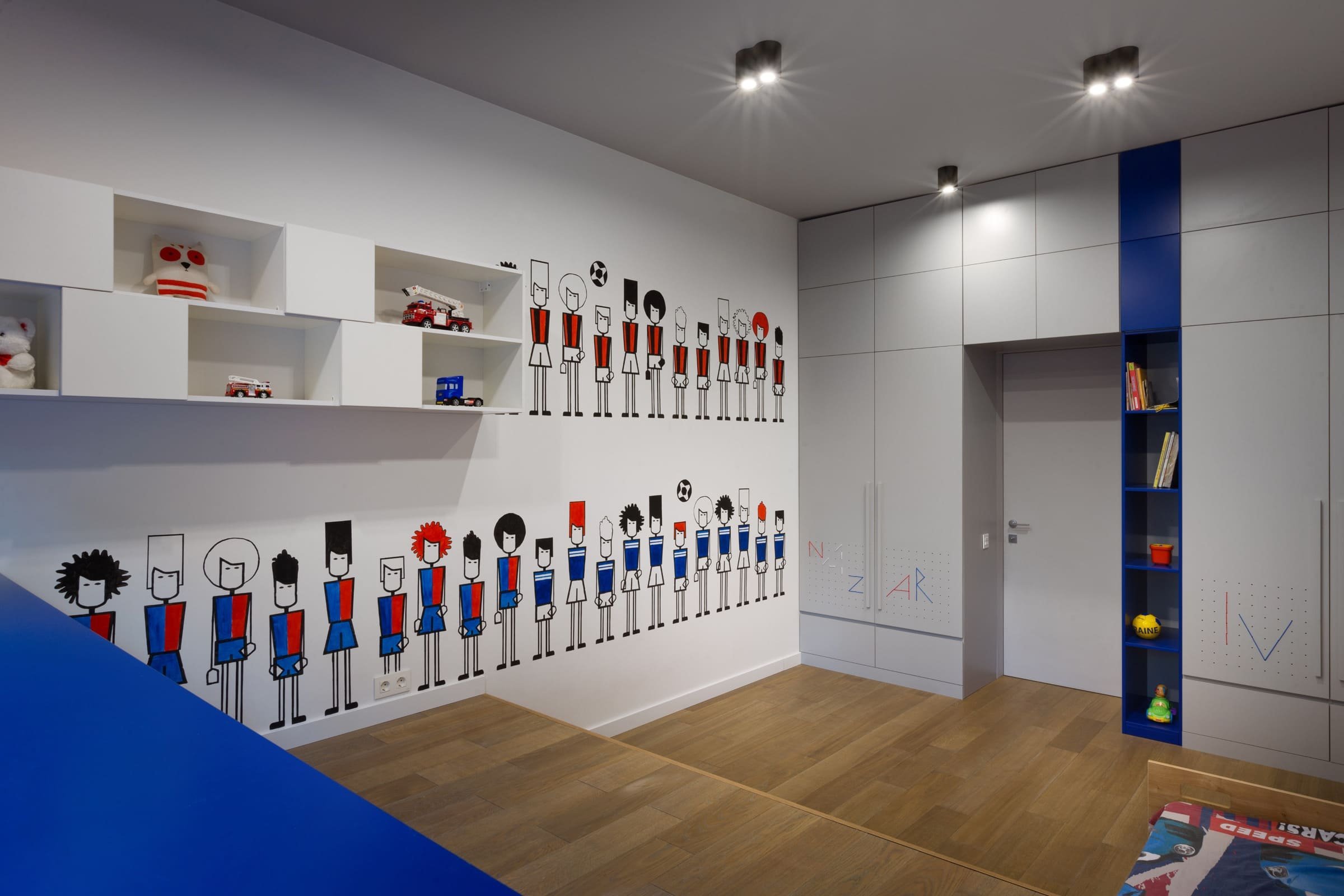 Dům jako kostka uprostřed borovic