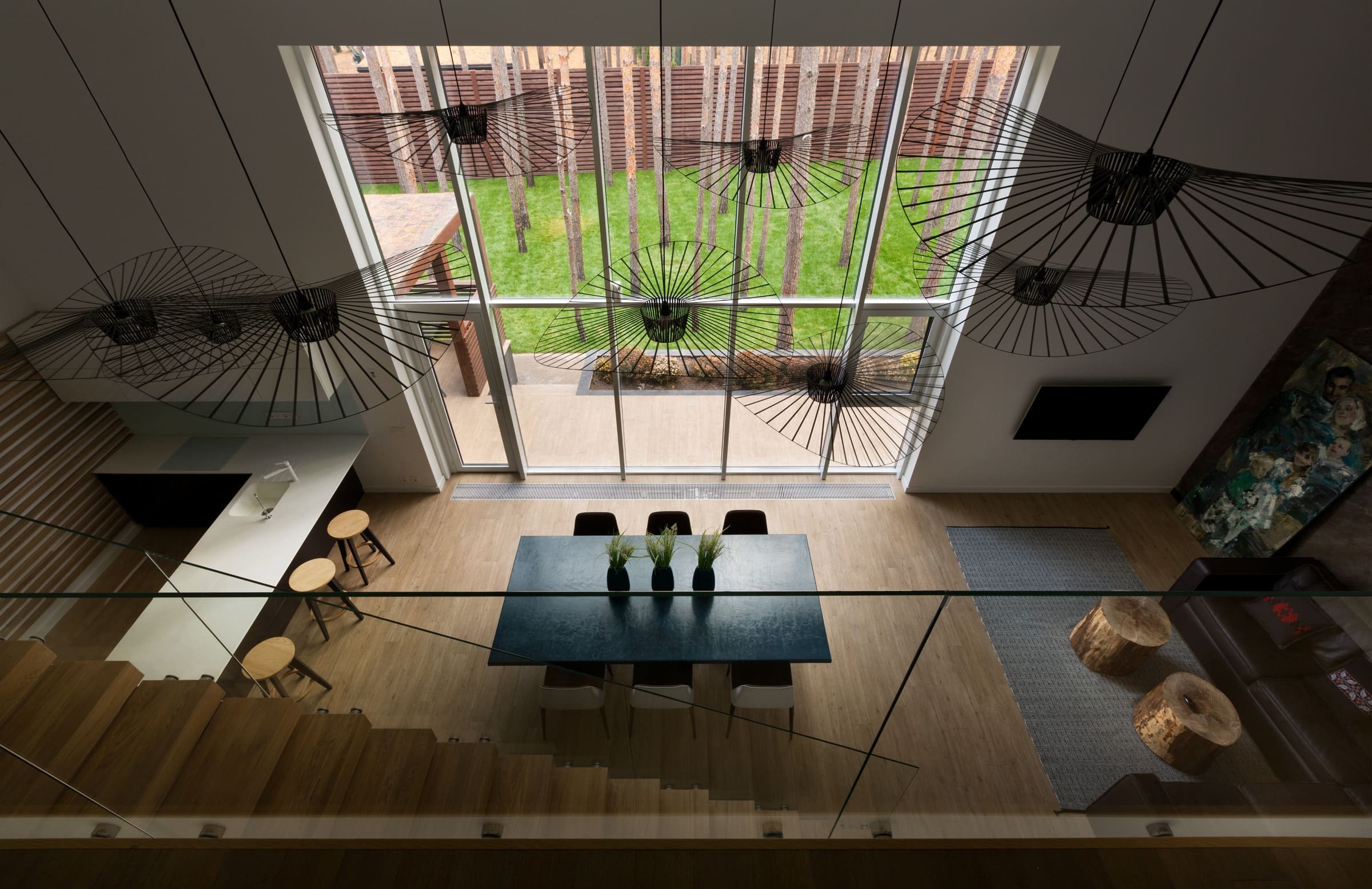 Dům jako kostka uprostřed borovic