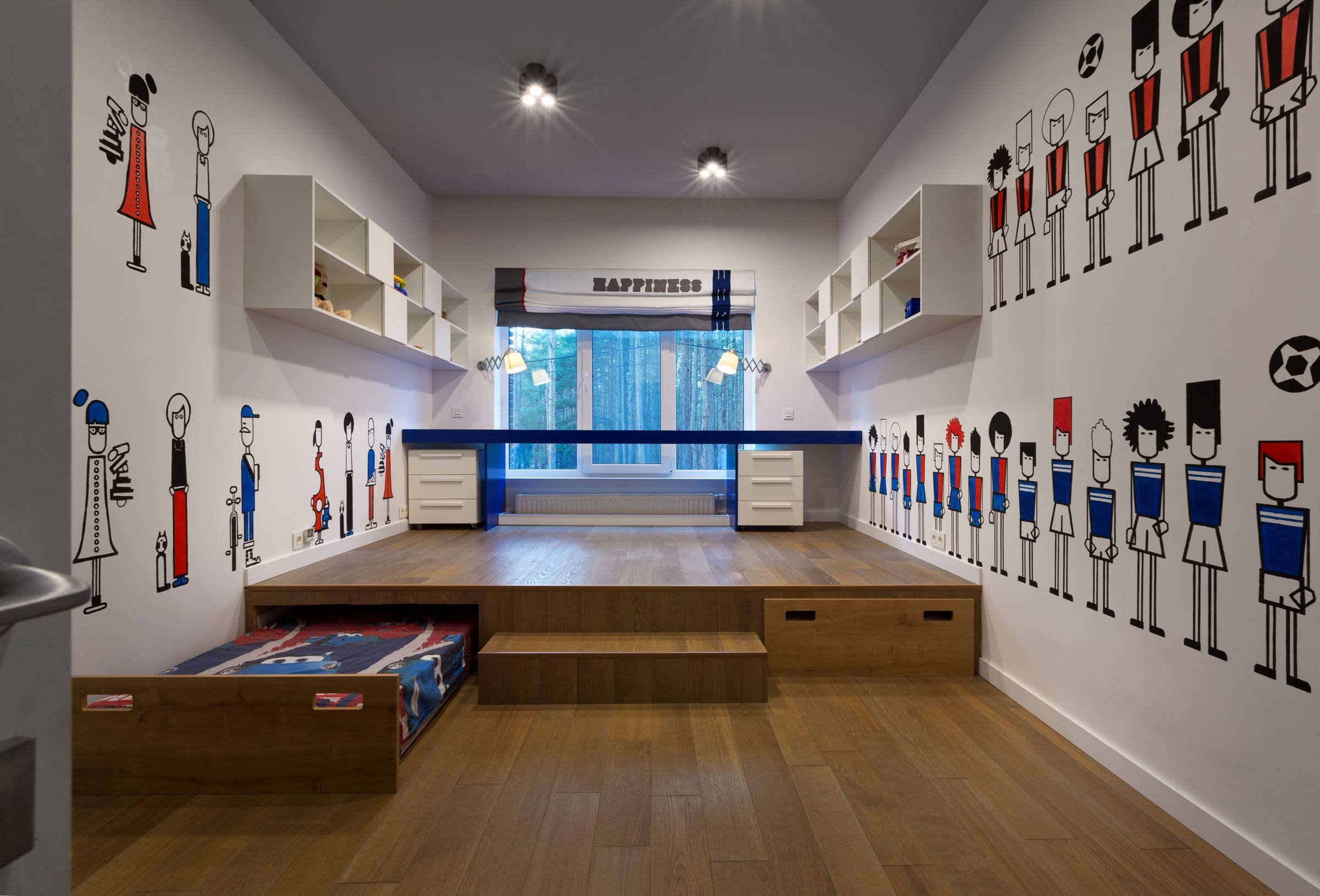 Dům jako kostka uprostřed borovic