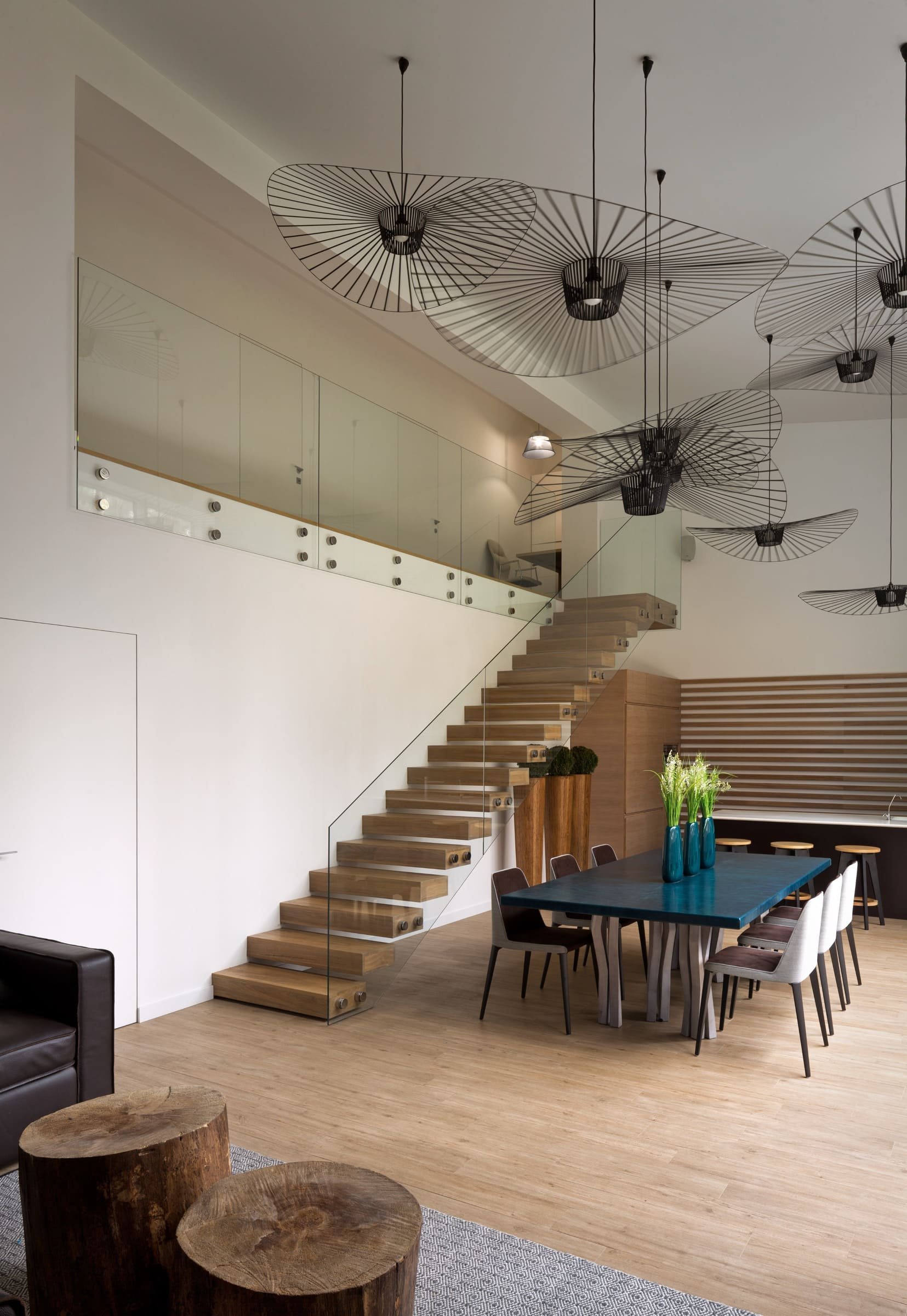 Dům jako kostka uprostřed borovic