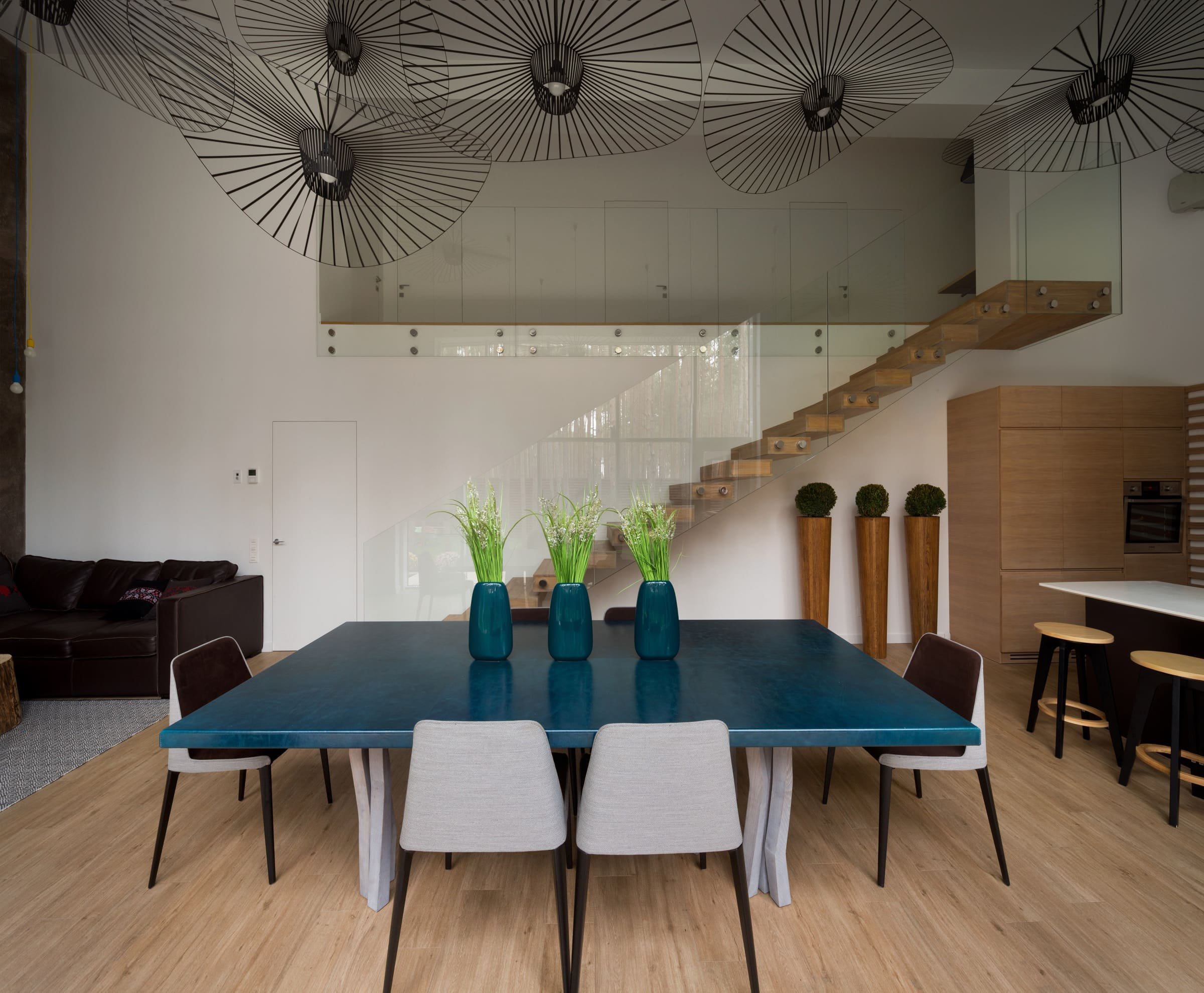 Dům jako kostka uprostřed borovic