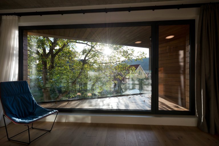 Dům, který se na dotek otevírá majitelům i přírodě