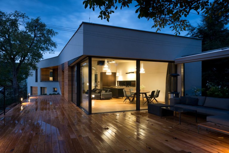 Dům, který se na dotek otevírá majitelům i přírodě