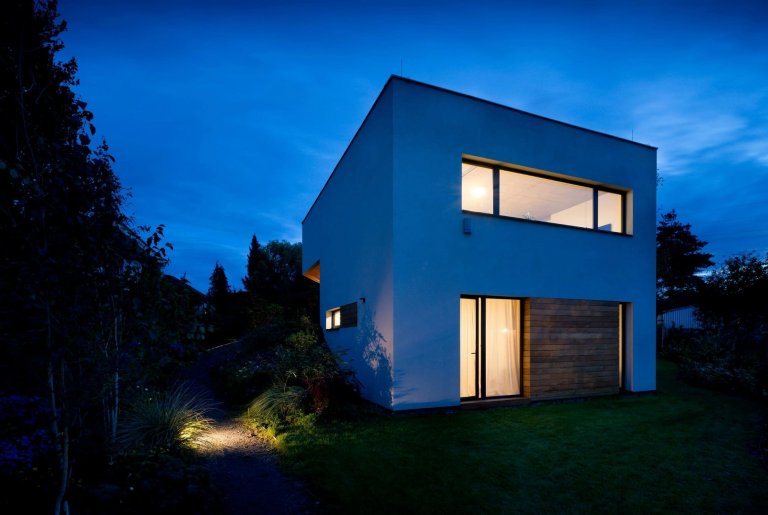 Dům, který se na dotek otevírá majitelům i přírodě