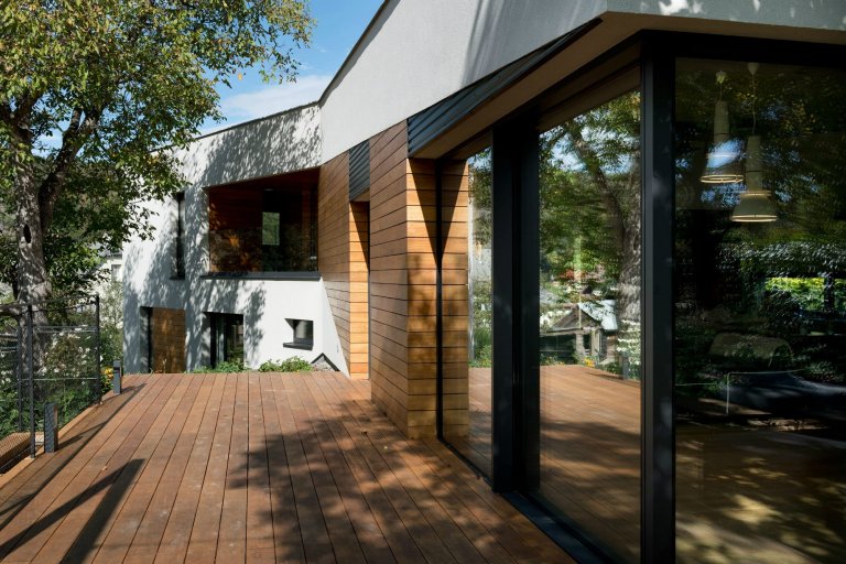 Dům, který se na dotek otevírá majitelům i přírodě