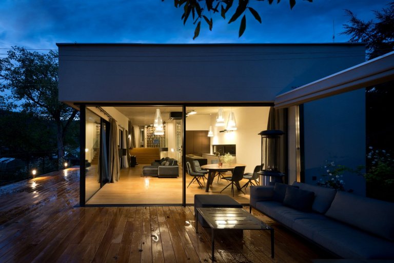 Dům, který se na dotek otevírá majitelům i přírodě