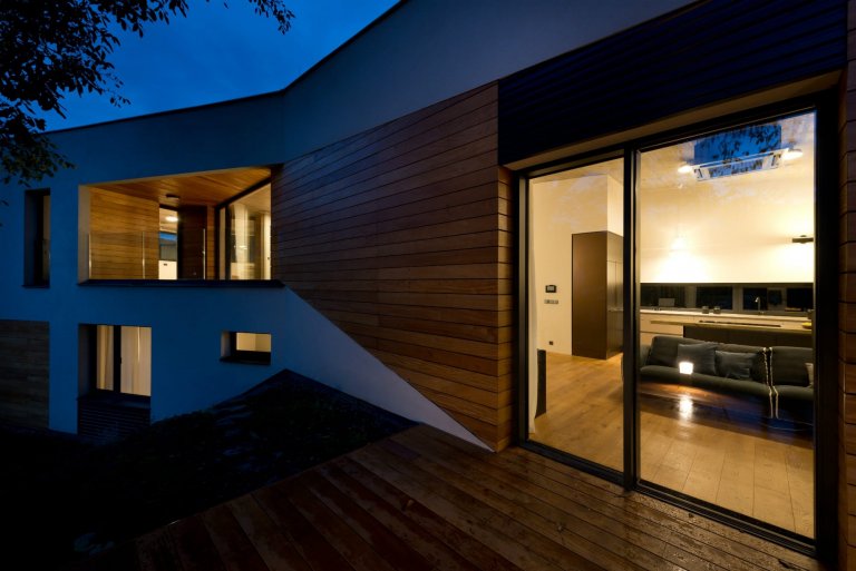 Dům, který se na dotek otevírá majitelům i přírodě