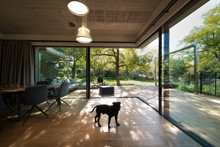 Dům, který se na dotek otevírá majitelům i přírodě