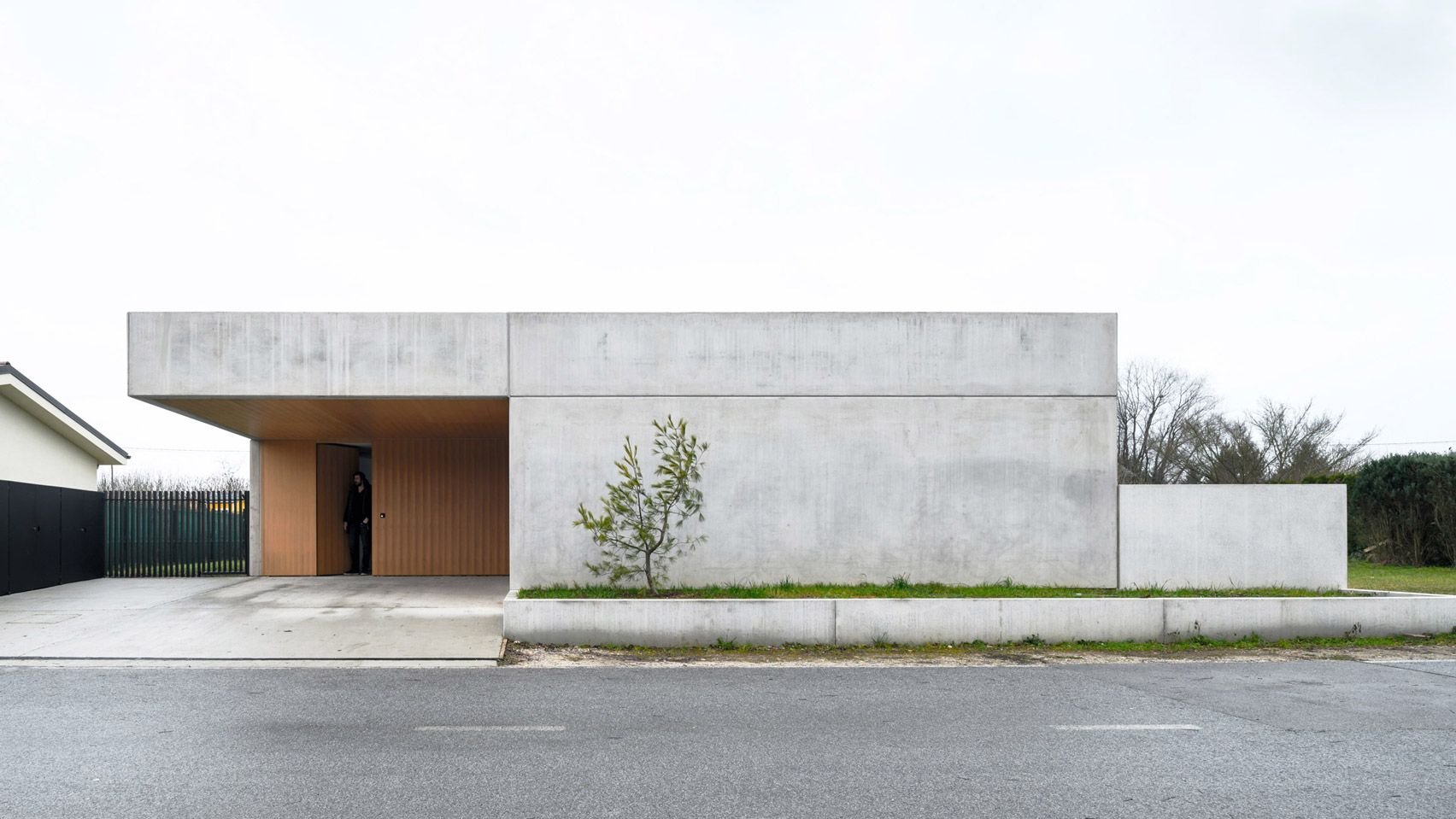 Dům, který ukazuje, jak spolu beton a dřevo krásně ladí