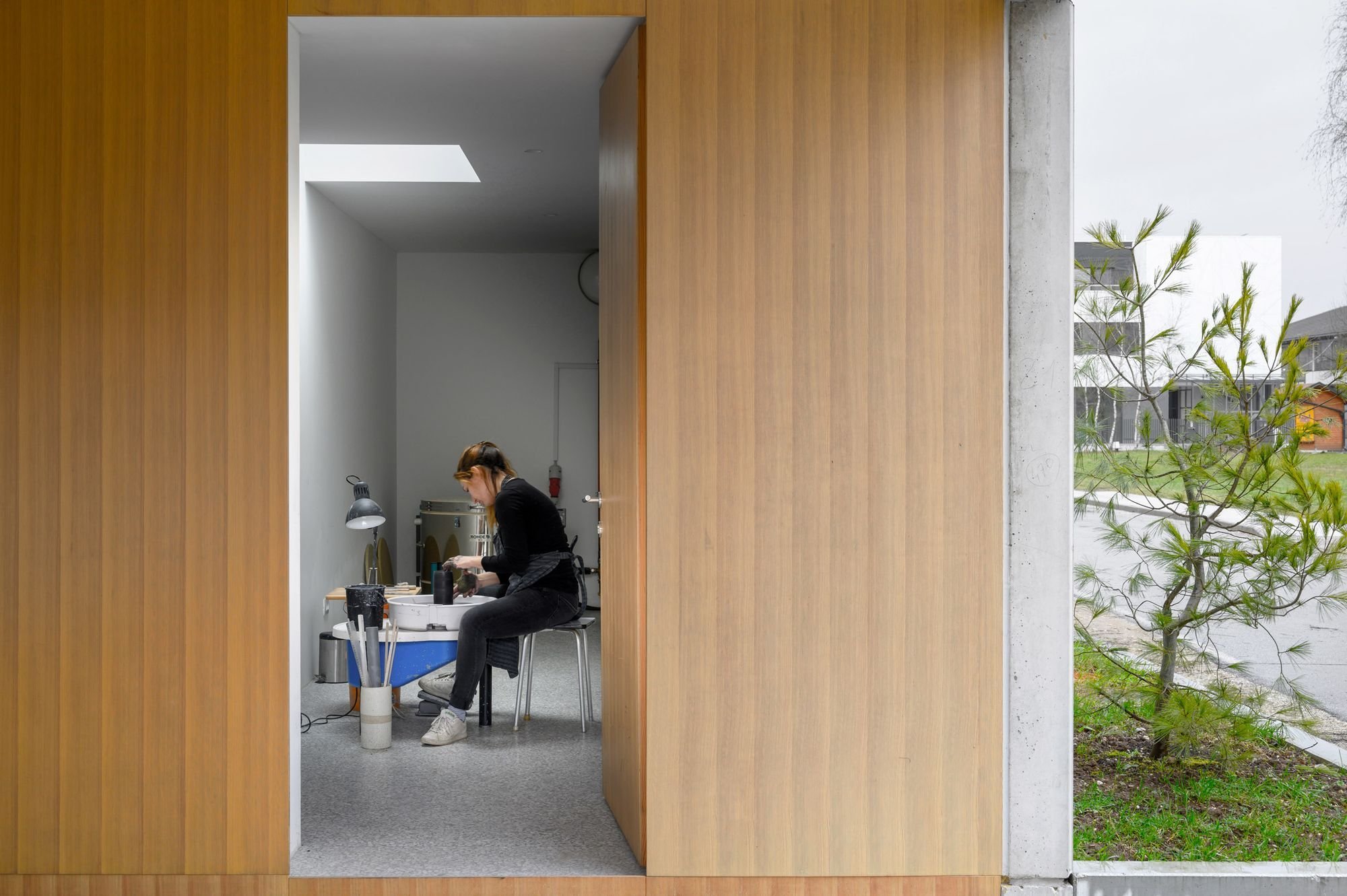 Dům, který ukazuje, jak spolu beton a dřevo krásně ladí