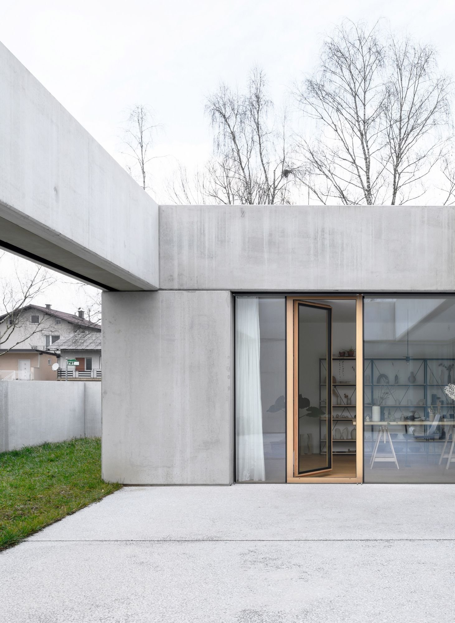 Dům, který ukazuje, jak spolu beton a dřevo krásně ladí