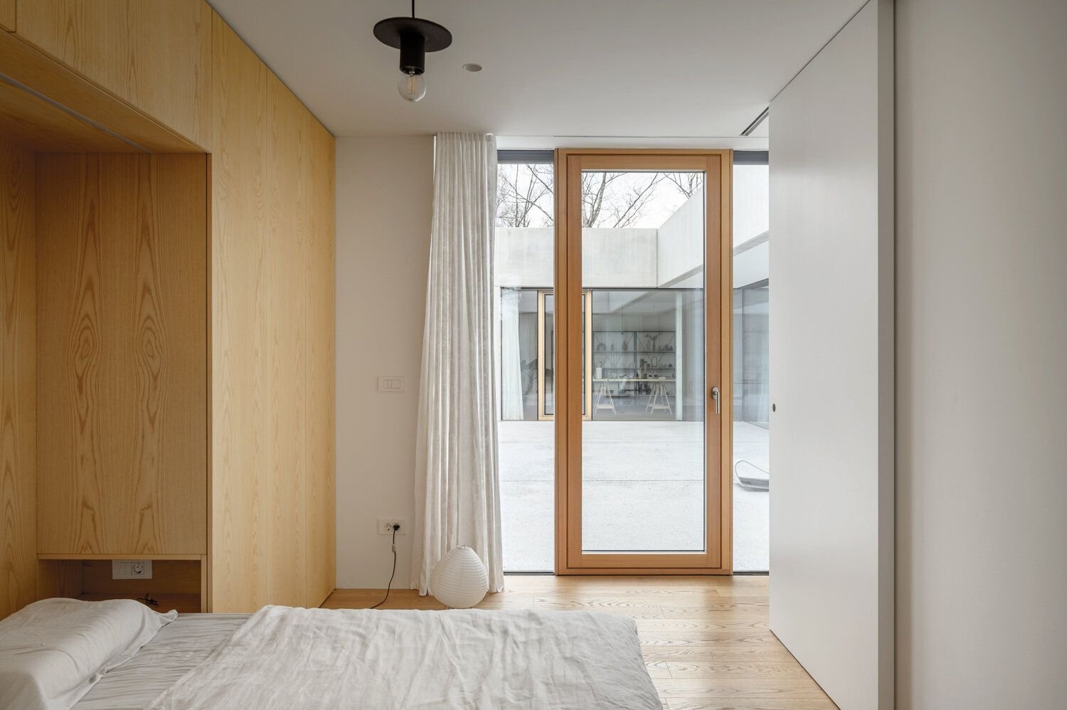 Dům, který ukazuje, jak spolu beton a dřevo krásně ladí