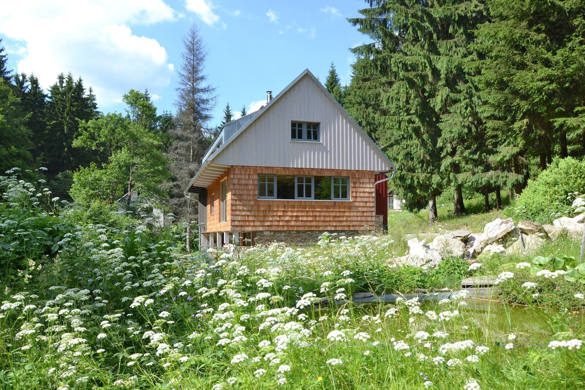 Dům pro rodinu postavil vlastníma rukama