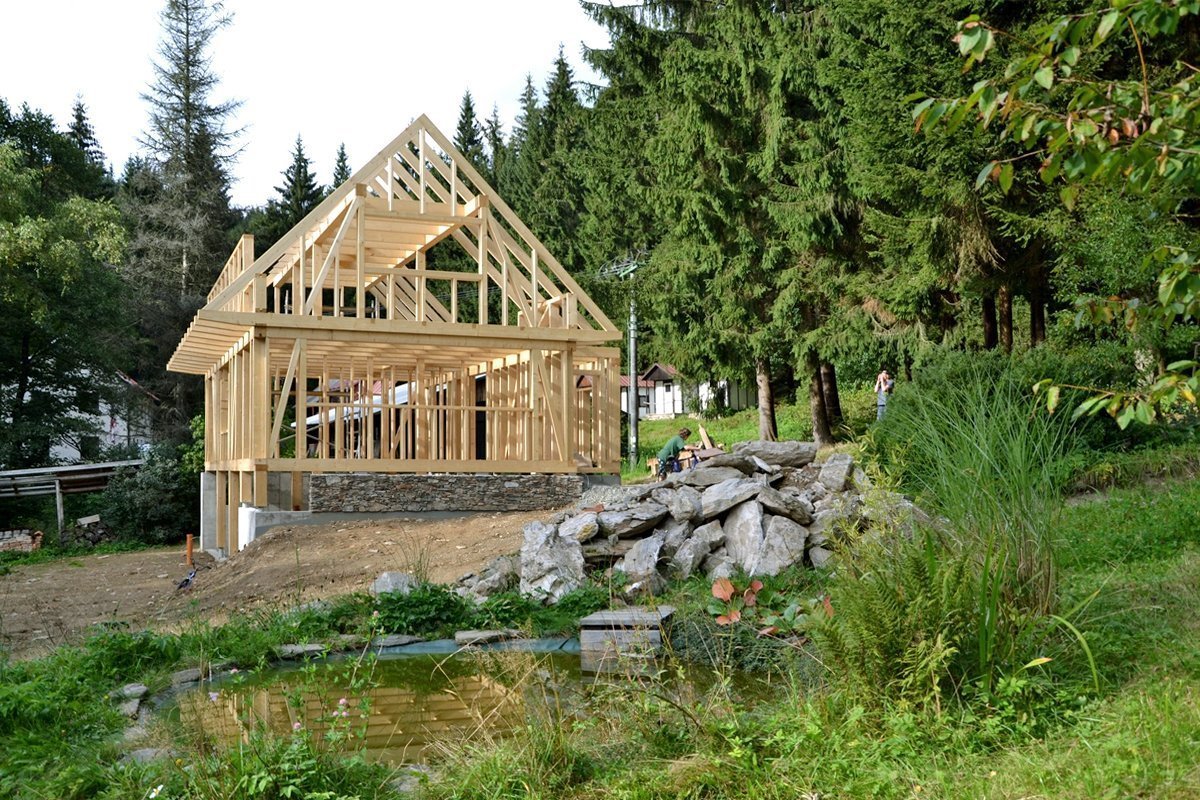 Dům pro rodinu postavil vlastníma rukama