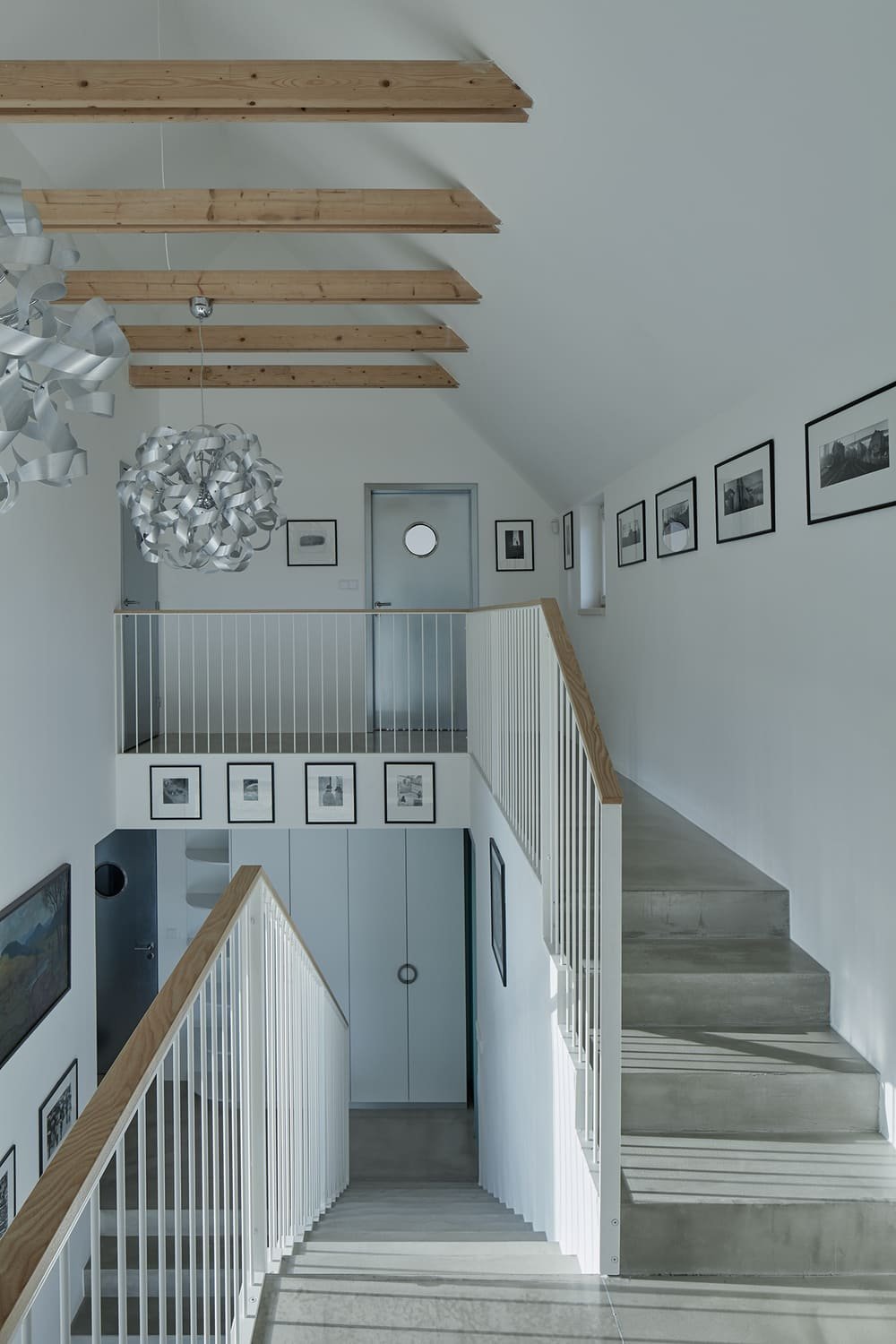 Dům s obývacím pokojem o výšce devět metrů