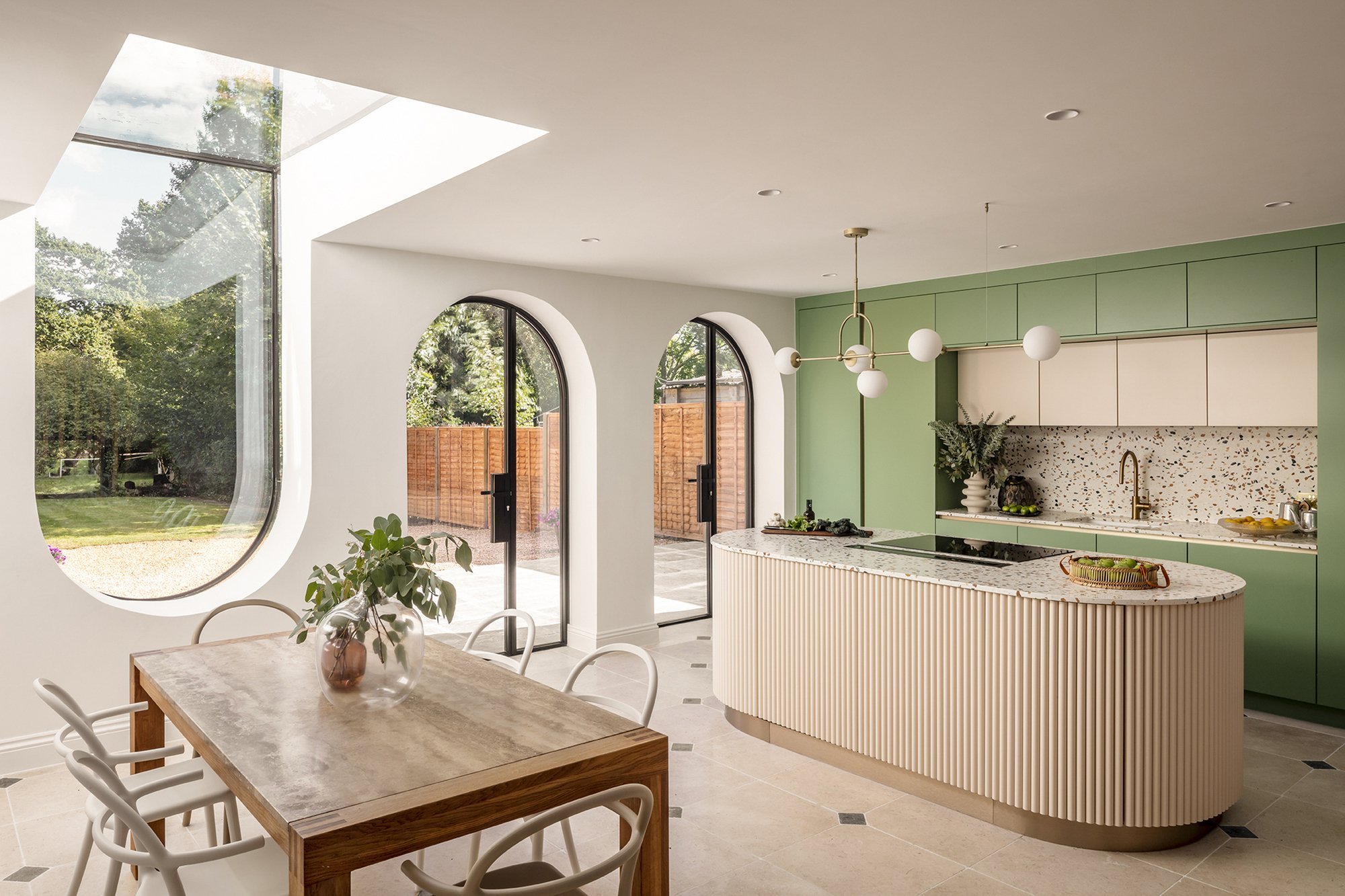 Dům s rozšířenou kuchyní s nádechem zelené