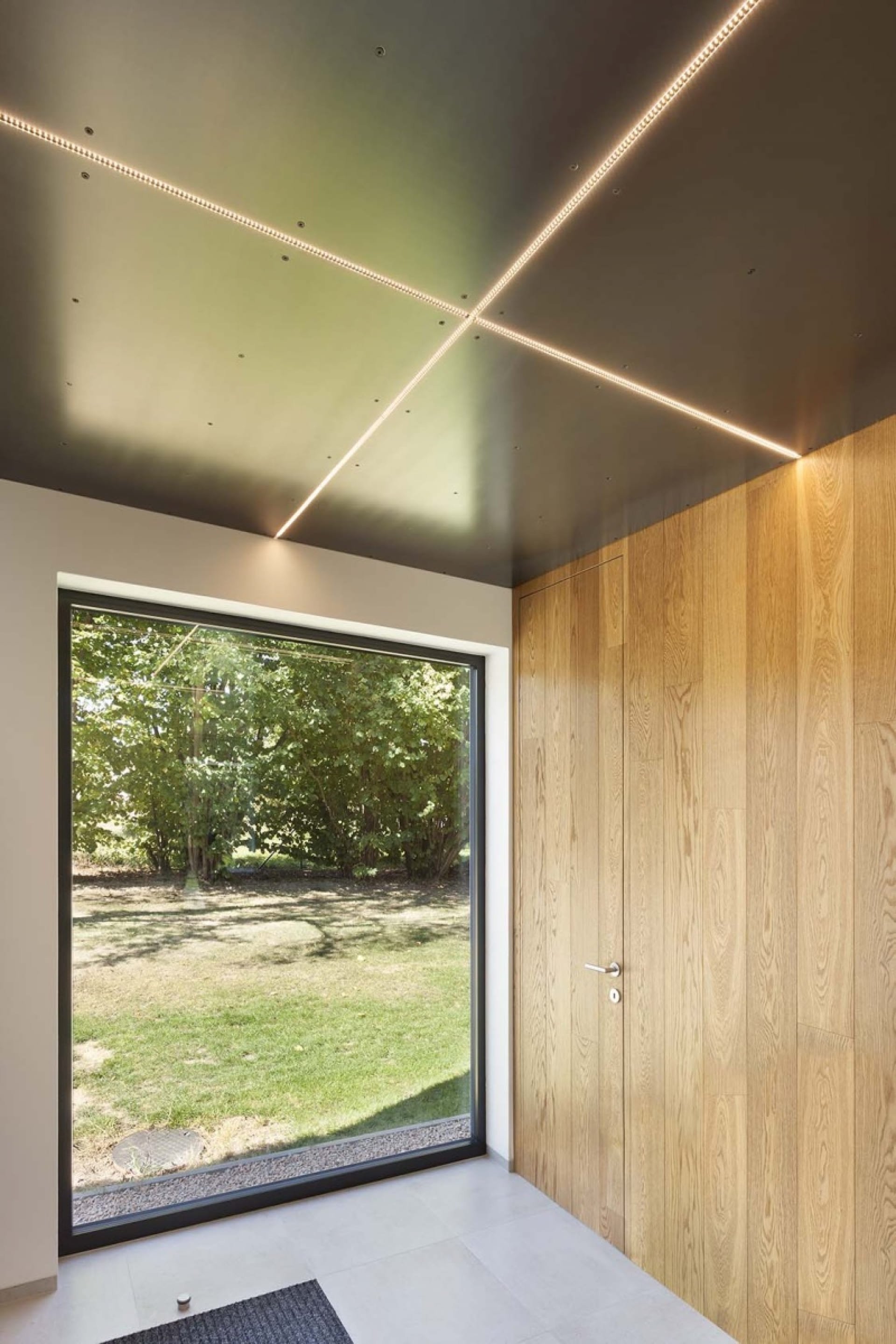 Dům se střechou i fasádou ze štípaného šindele