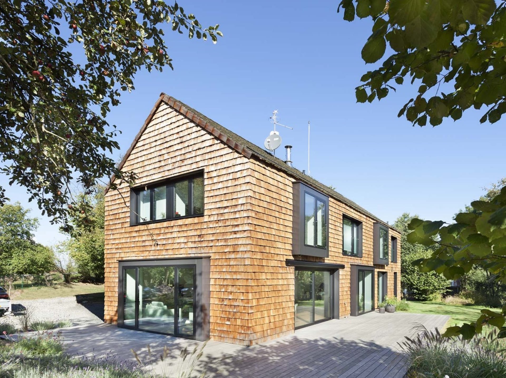 Dům se střechou i fasádou ze štípaného šindele