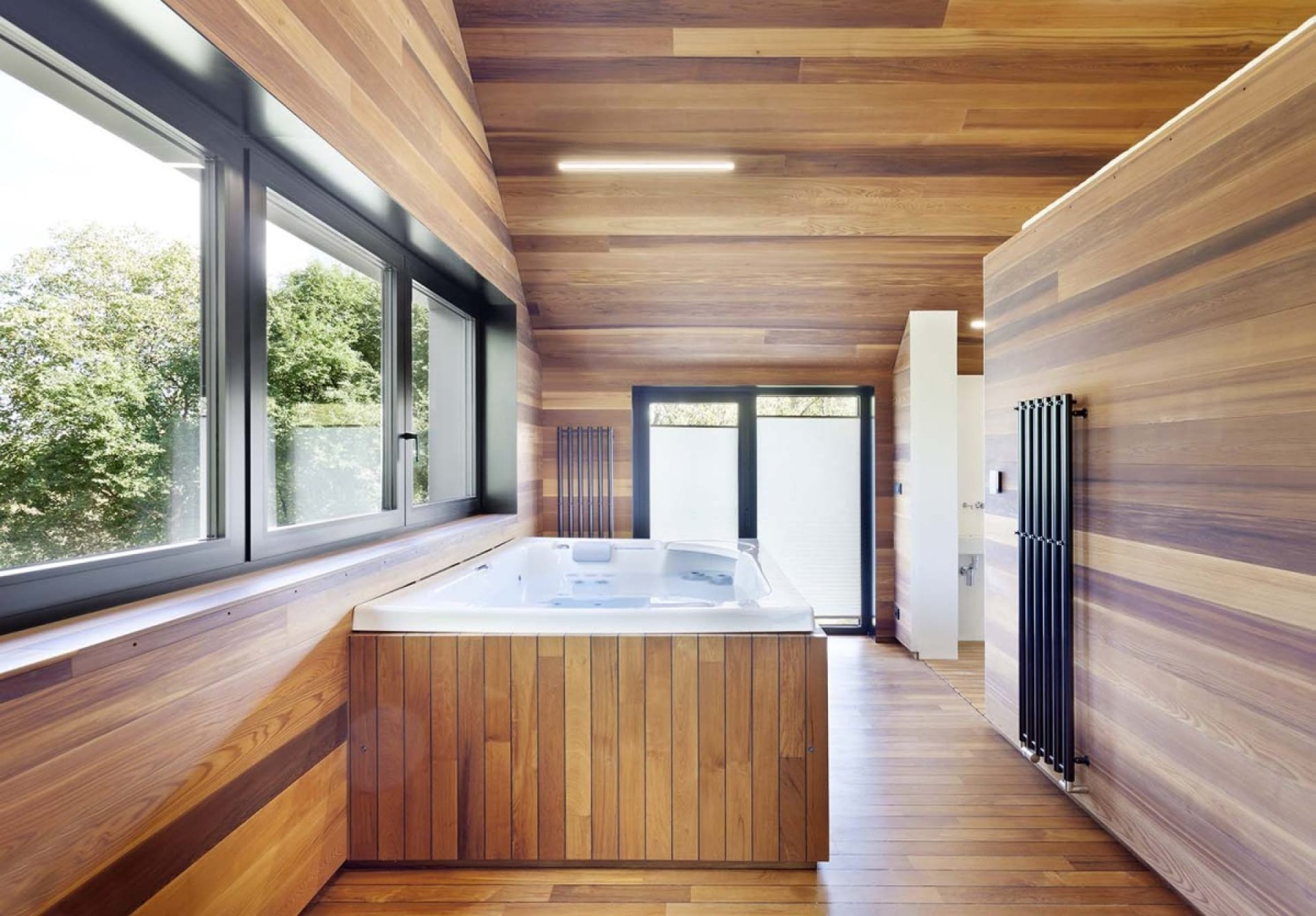 Dům se střechou i fasádou ze štípaného šindele