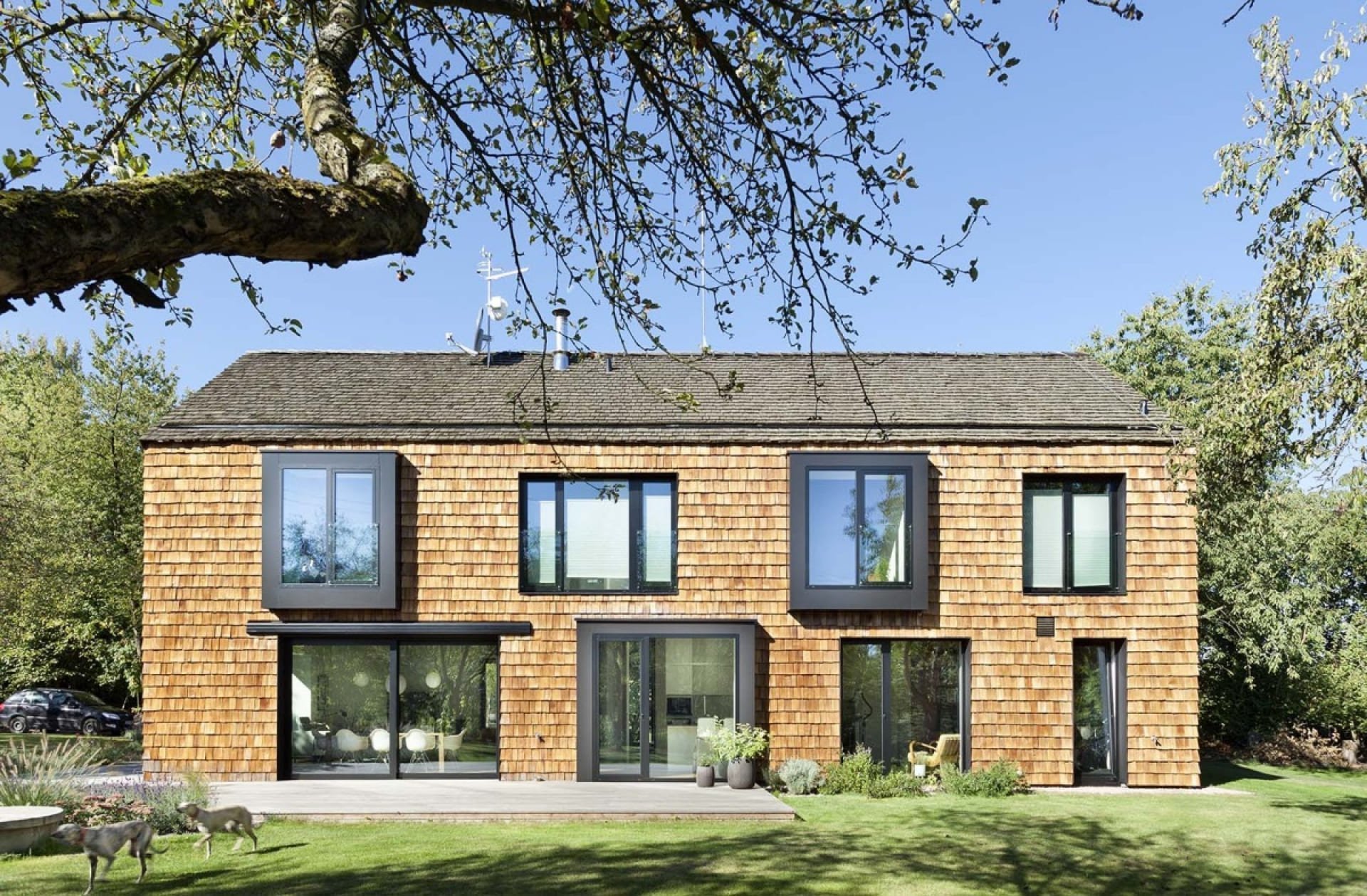 Dům se střechou i fasádou ze štípaného šindele