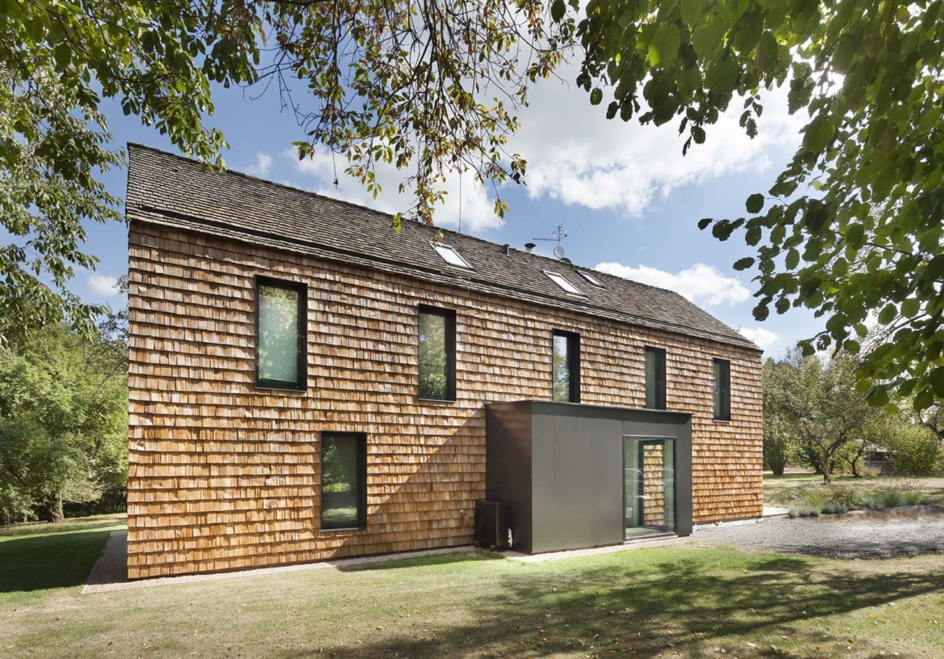 Dům se střechou i fasádou ze štípaného šindele