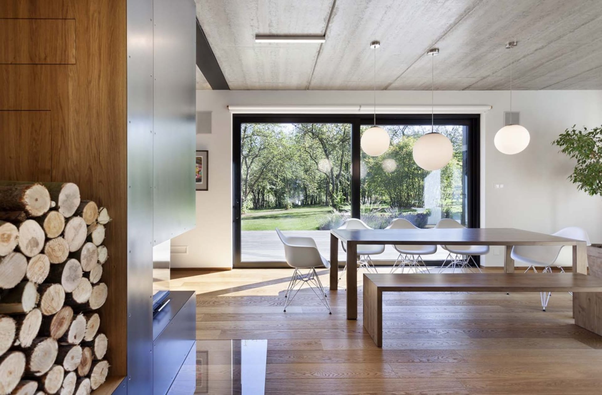 Dům se střechou i fasádou ze štípaného šindele