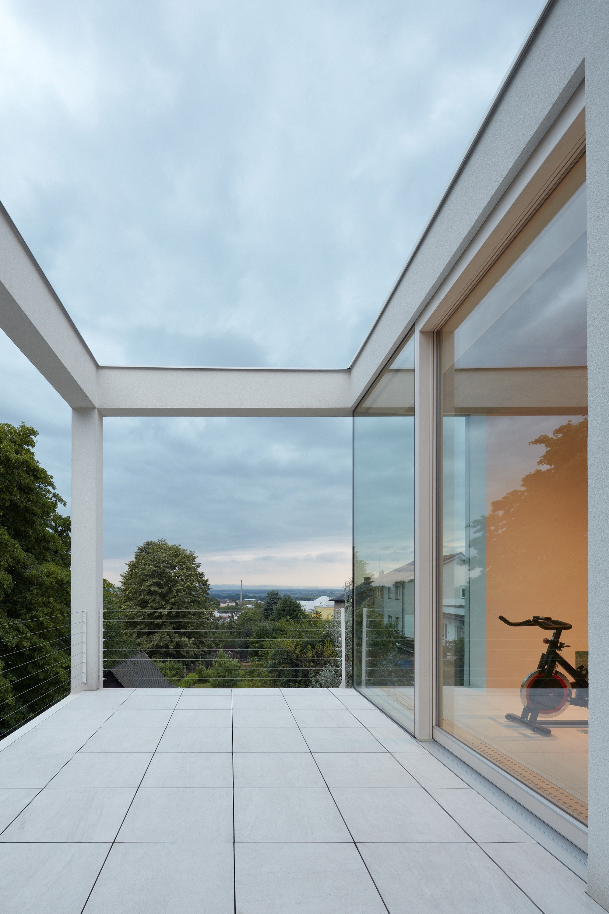 Dům ve svahu pro tři generace