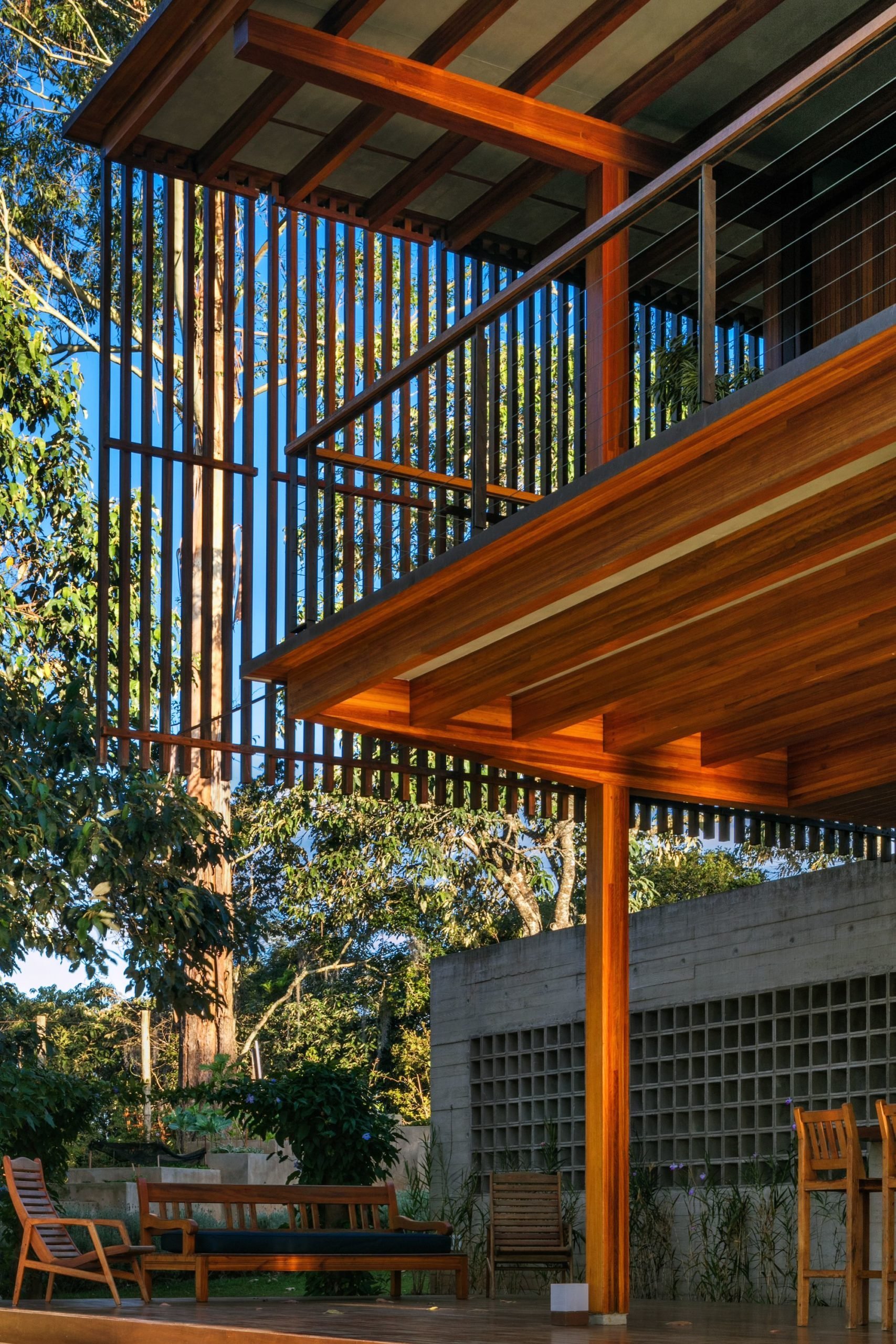 Dům ze dřeva, kamene a betonu s výhledem do krajiny