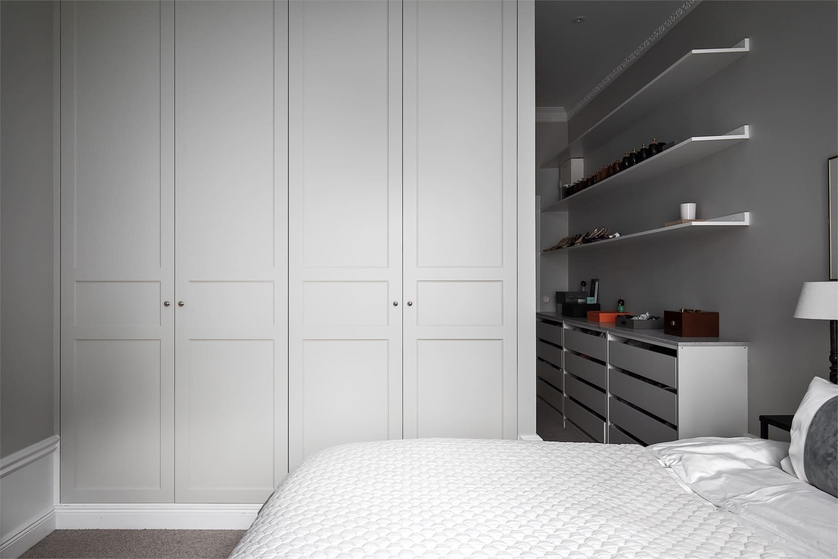 Elegantní byt v šedých odstínech ve Stockholmu